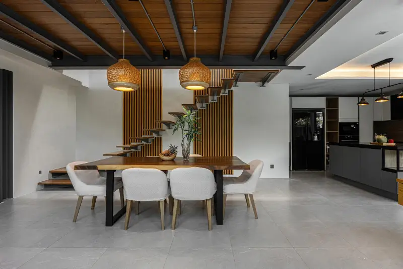 Столовая и лестница